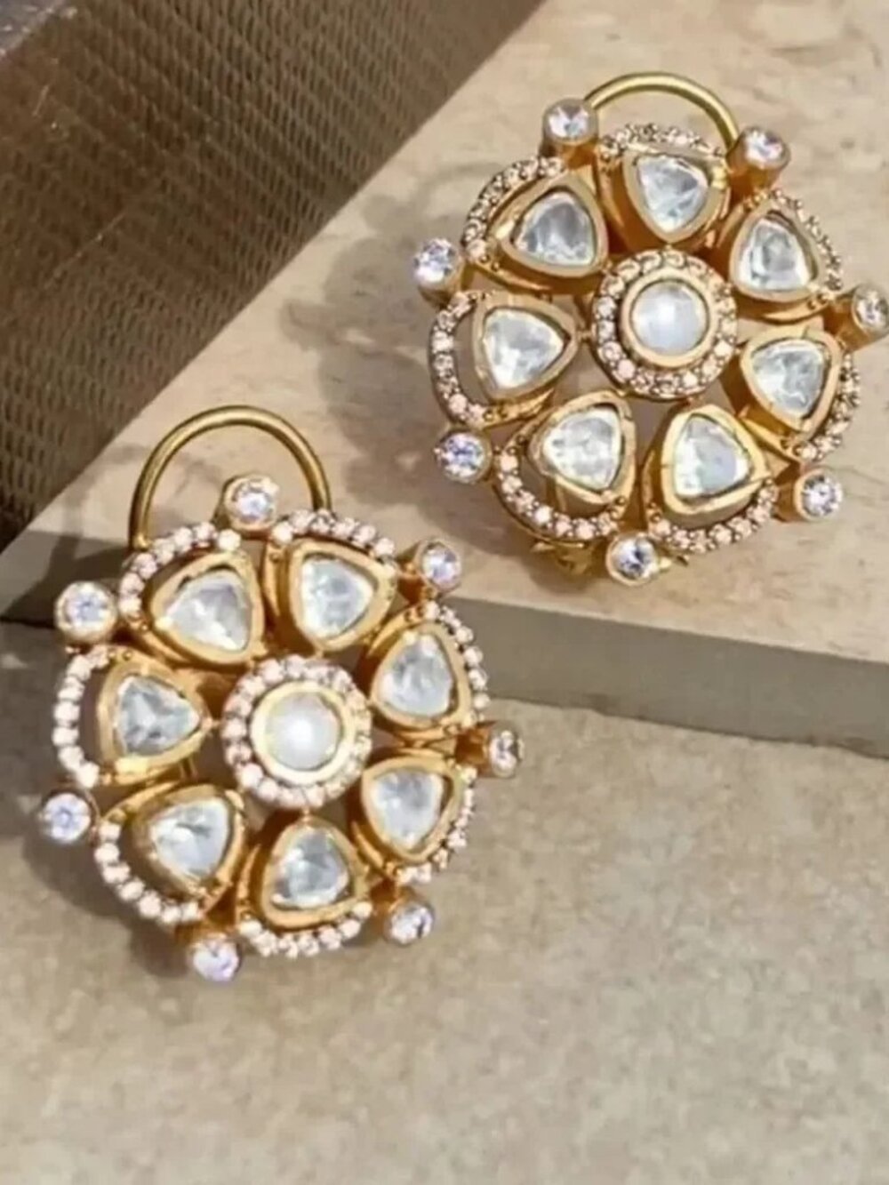 Gold Stud Earrings Q620